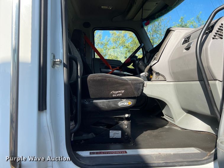 image for item EJ2893 2016 Kenworth  T880 semi truck