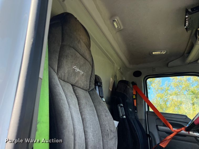 image for item EJ2893 2016 Kenworth  T880 semi truck