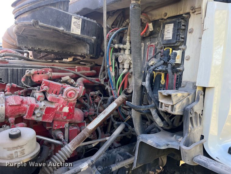 image for item EJ2893 2016 Kenworth  T880 semi truck