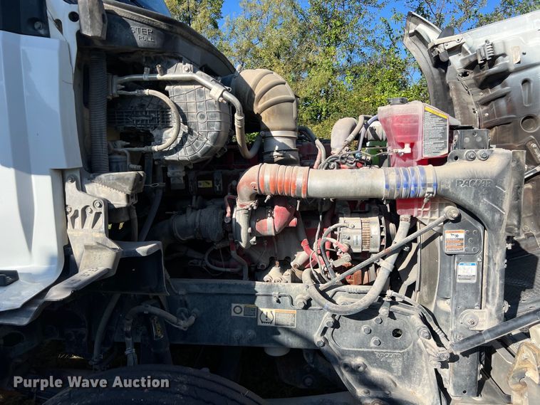 image for item EJ2893 2016 Kenworth  T880 semi truck