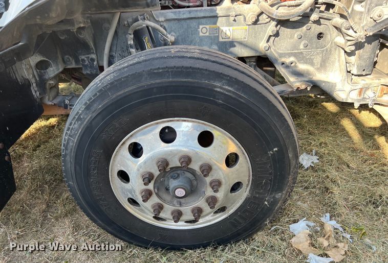 image for item EJ2893 2016 Kenworth  T880 semi truck