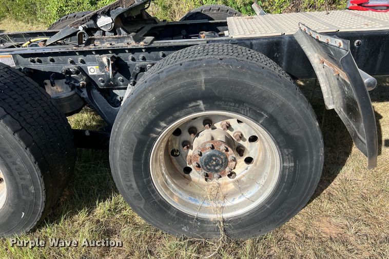 image for item EJ2893 2016 Kenworth  T880 semi truck