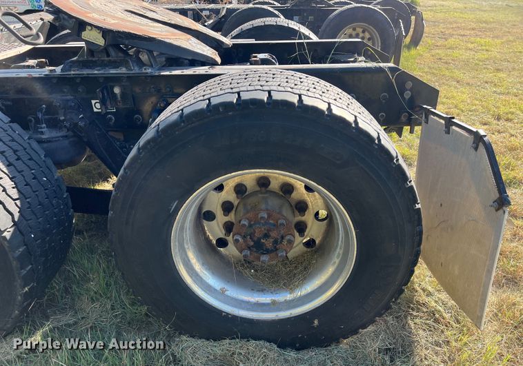 image for item EJ2893 2016 Kenworth  T880 semi truck