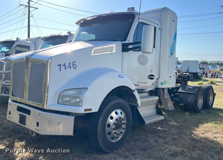 image for item EJ2894 2016 Kenworth  T880 semi truck