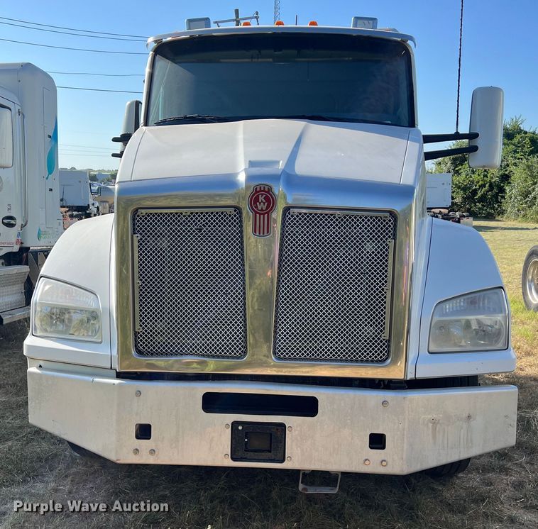 image for item EJ2894 2016 Kenworth  T880 semi truck