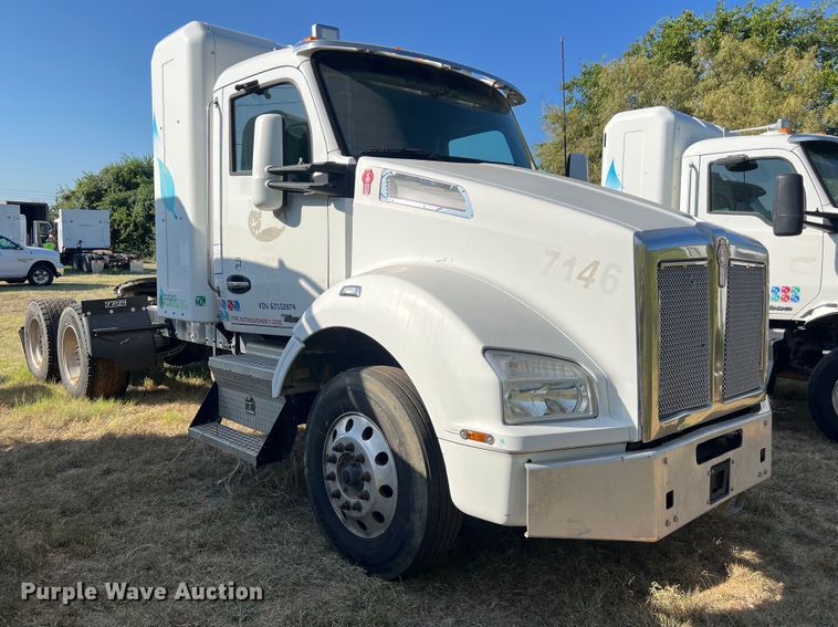 image for item EJ2894 2016 Kenworth  T880 semi truck