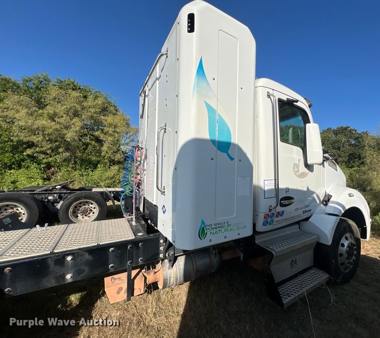 image for item EJ2894 2016 Kenworth  T880 semi truck