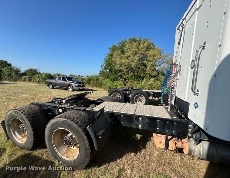 image for item EJ2894 2016 Kenworth  T880 semi truck