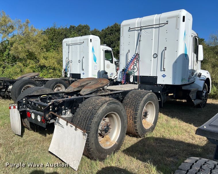 image for item EJ2894 2016 Kenworth  T880 semi truck