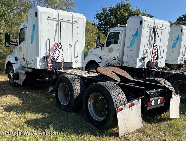 image for item EJ2894 2016 Kenworth  T880 semi truck