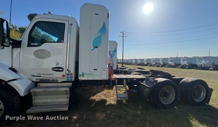 image for item EJ2894 2016 Kenworth  T880 semi truck