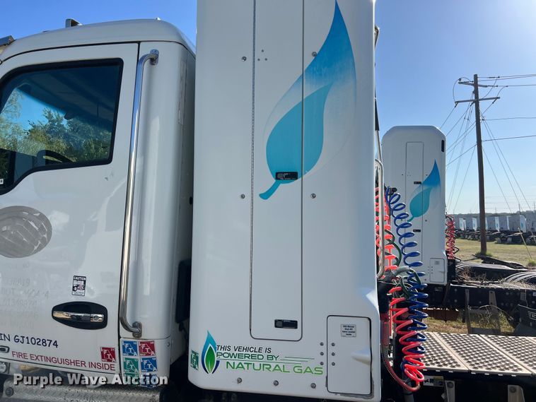 image for item EJ2894 2016 Kenworth  T880 semi truck