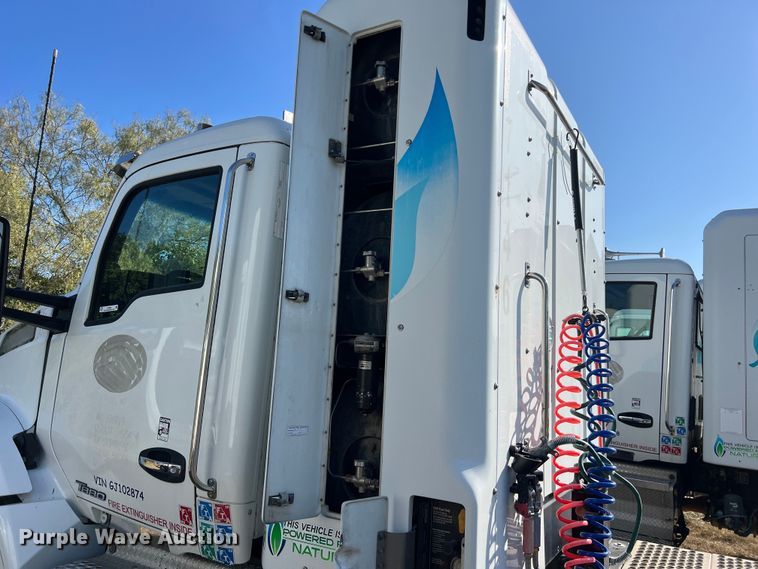 image for item EJ2894 2016 Kenworth  T880 semi truck