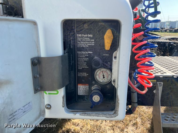 image for item EJ2894 2016 Kenworth  T880 semi truck