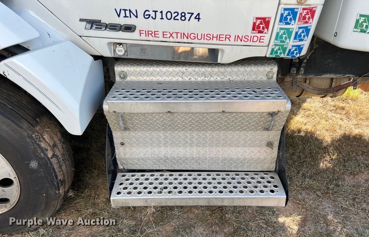 image for item EJ2894 2016 Kenworth  T880 semi truck