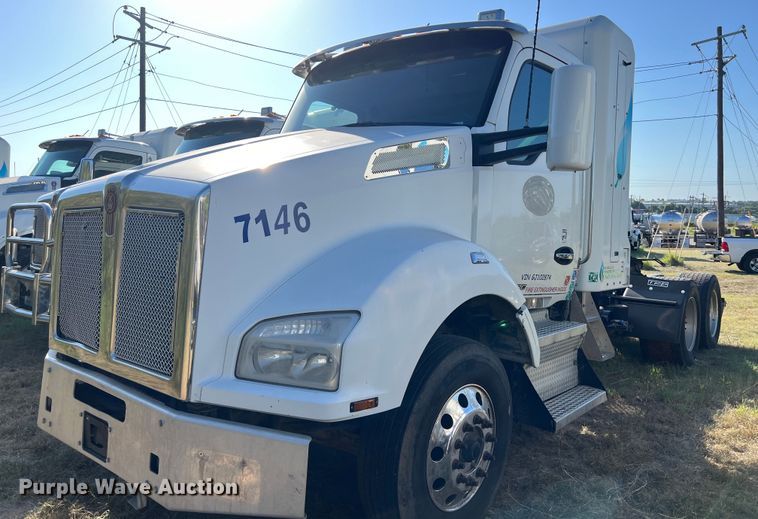 image for item EJ2894 2016 Kenworth  T880 semi truck
