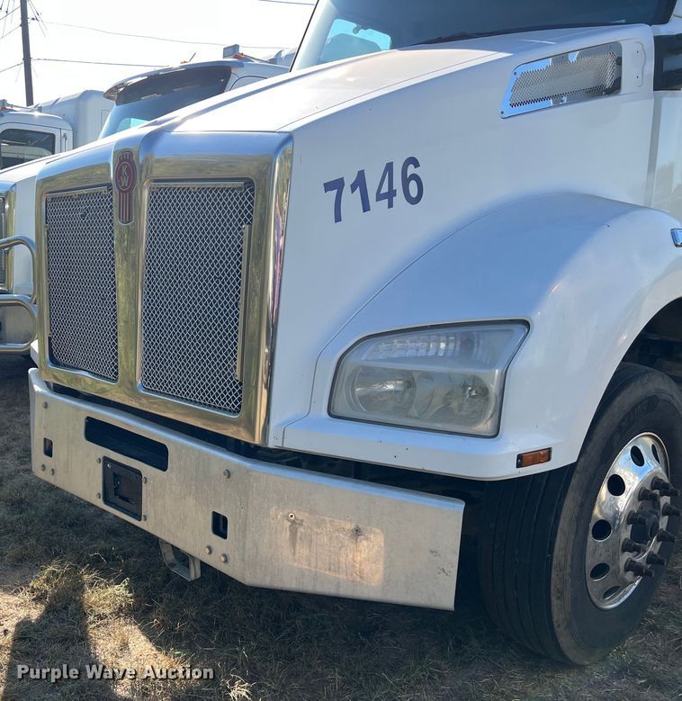 image for item EJ2894 2016 Kenworth  T880 semi truck
