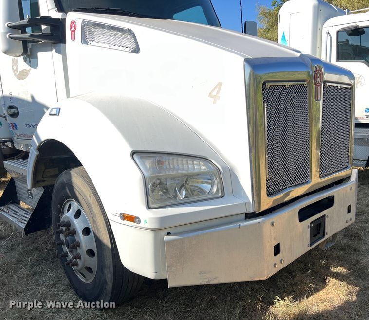 image for item EJ2894 2016 Kenworth  T880 semi truck