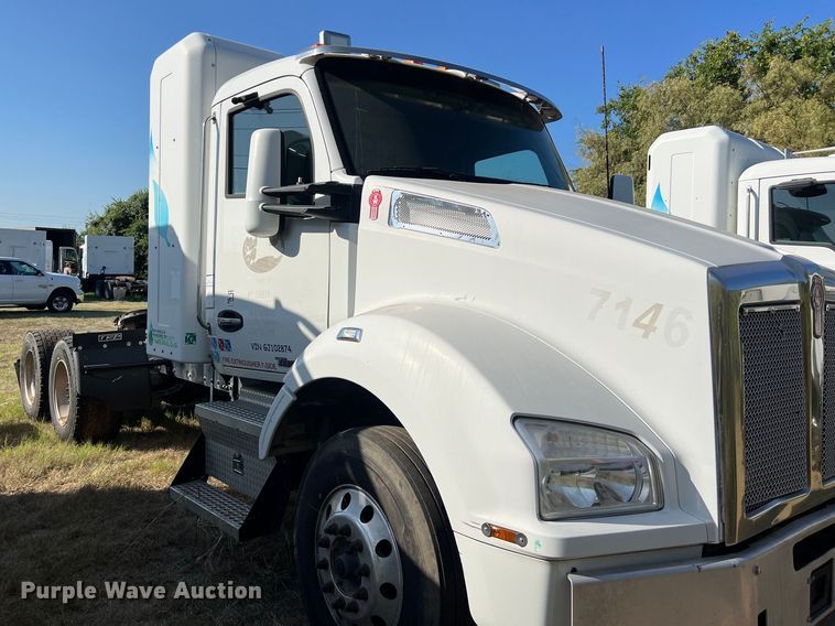 image for item EJ2894 2016 Kenworth  T880 semi truck