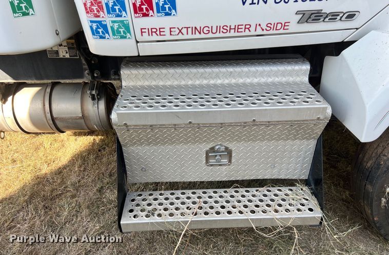 image for item EJ2894 2016 Kenworth  T880 semi truck