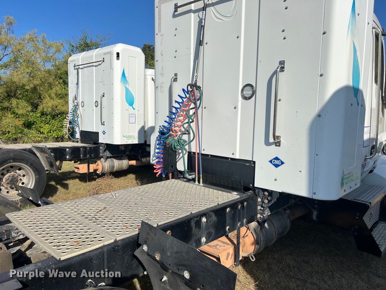 image for item EJ2894 2016 Kenworth  T880 semi truck