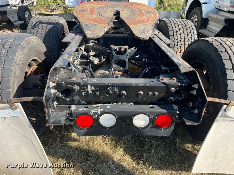 image for item EJ2894 2016 Kenworth  T880 semi truck