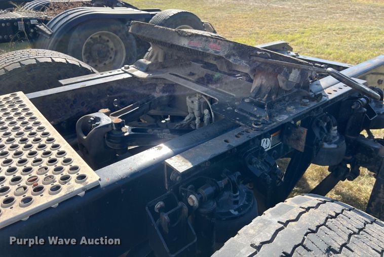 image for item EJ2894 2016 Kenworth  T880 semi truck