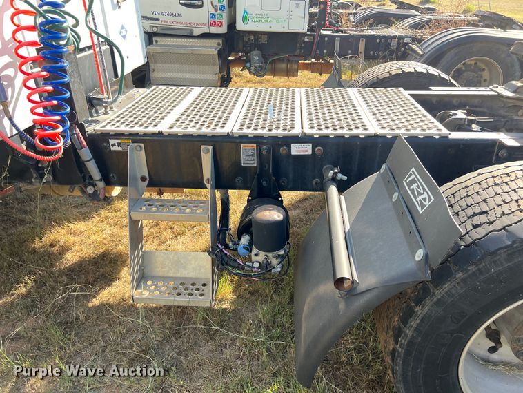 image for item EJ2894 2016 Kenworth  T880 semi truck