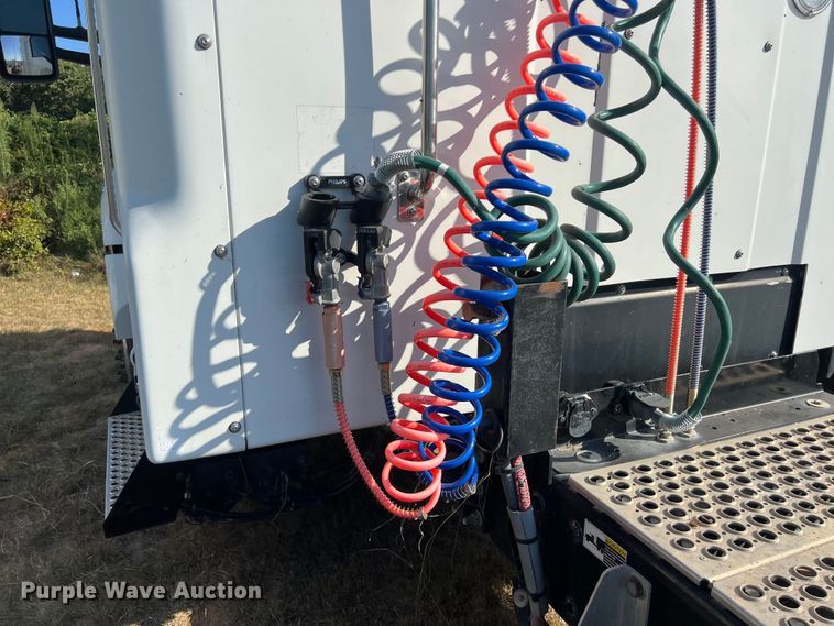 image for item EJ2894 2016 Kenworth  T880 semi truck