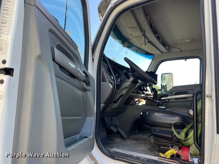 image for item EJ2894 2016 Kenworth  T880 semi truck