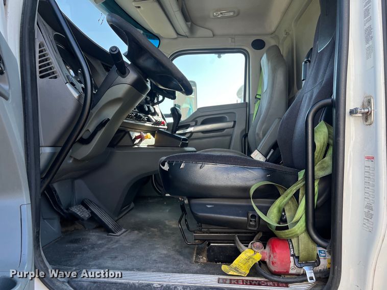 image for item EJ2894 2016 Kenworth  T880 semi truck