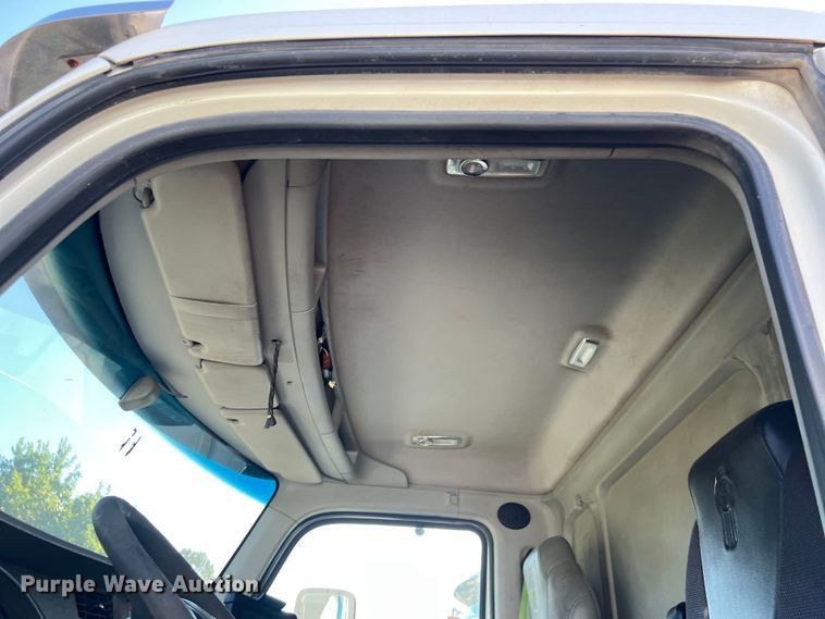 image for item EJ2894 2016 Kenworth  T880 semi truck