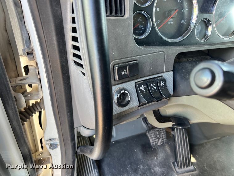 image for item EJ2894 2016 Kenworth  T880 semi truck