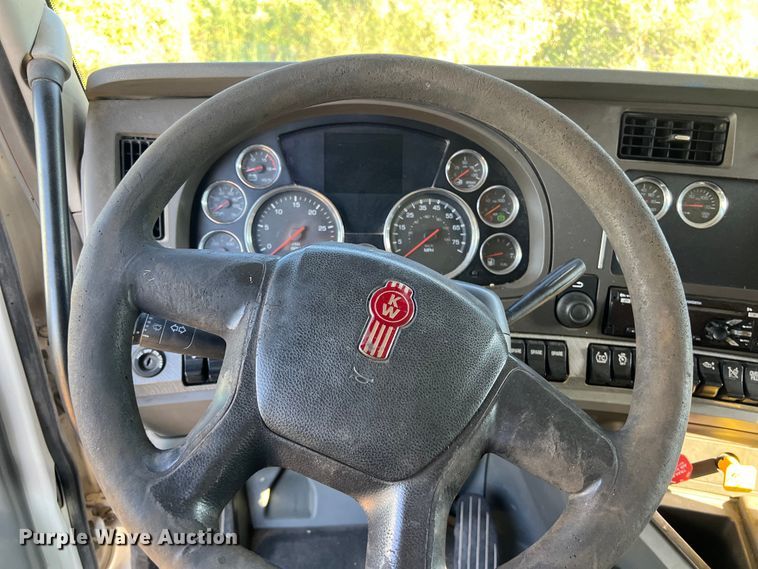 image for item EJ2894 2016 Kenworth  T880 semi truck
