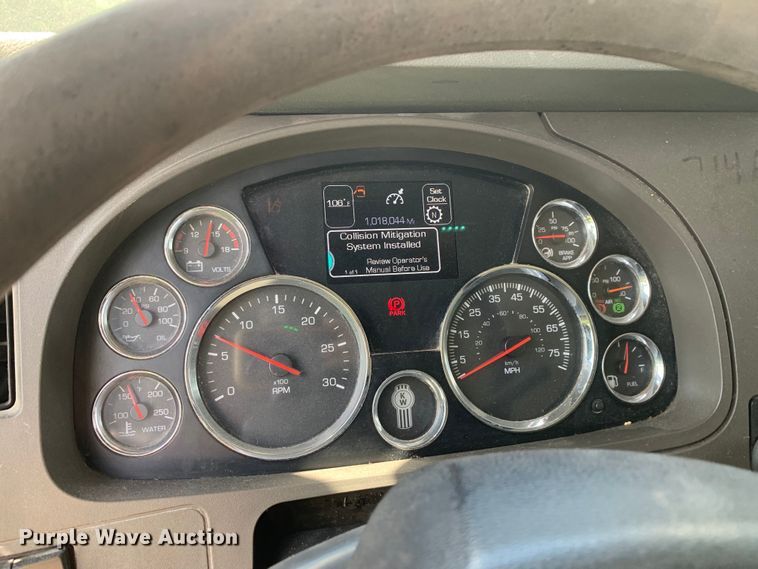 image for item EJ2894 2016 Kenworth  T880 semi truck