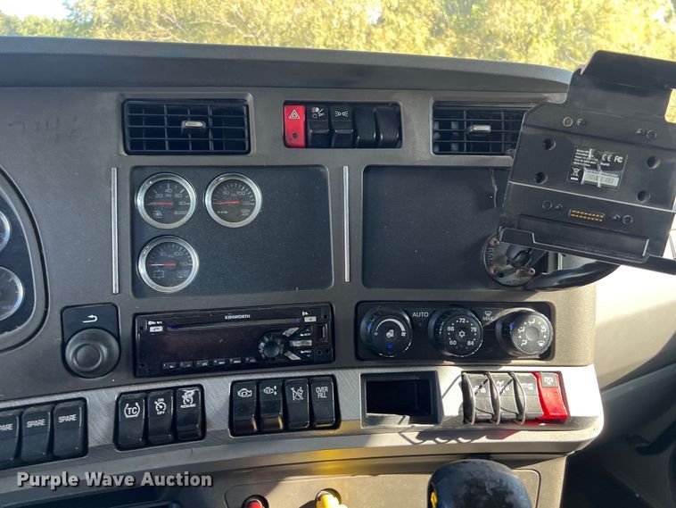 image for item EJ2894 2016 Kenworth  T880 semi truck
