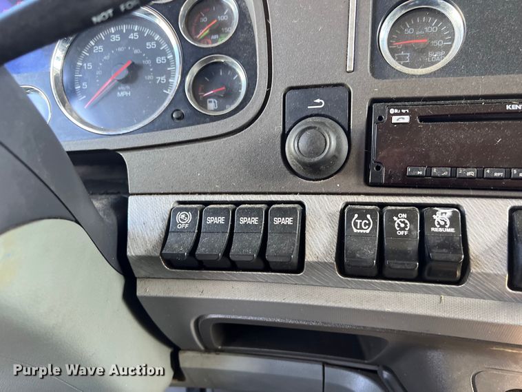 image for item EJ2894 2016 Kenworth  T880 semi truck