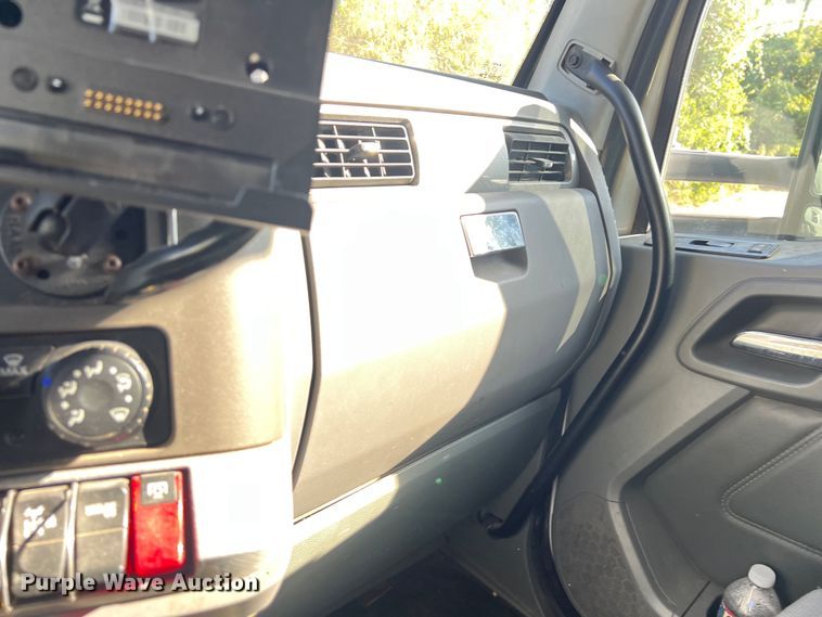 image for item EJ2894 2016 Kenworth  T880 semi truck