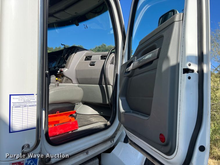 image for item EJ2894 2016 Kenworth  T880 semi truck