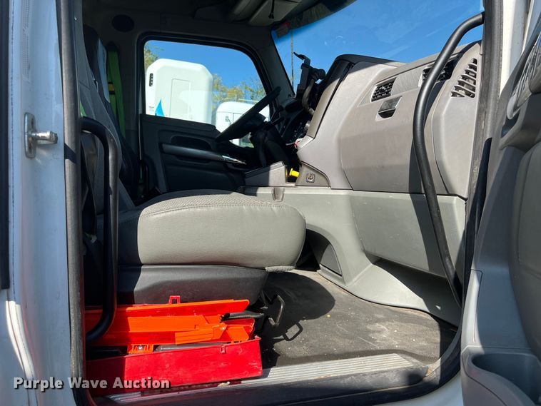 image for item EJ2894 2016 Kenworth  T880 semi truck
