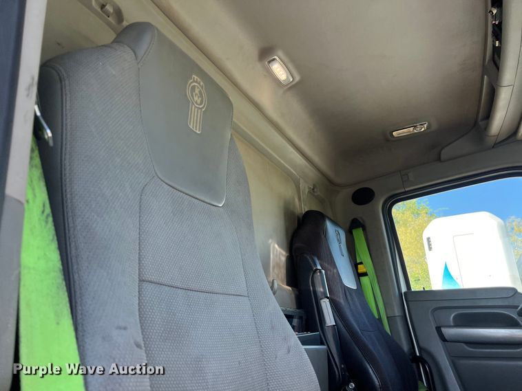 image for item EJ2894 2016 Kenworth  T880 semi truck