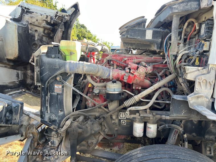 image for item EJ2894 2016 Kenworth  T880 semi truck