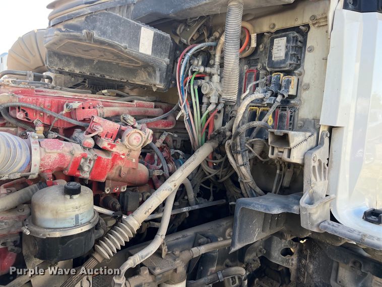 image for item EJ2894 2016 Kenworth  T880 semi truck