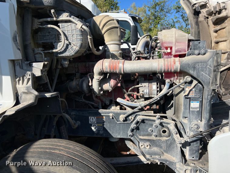 image for item EJ2894 2016 Kenworth  T880 semi truck