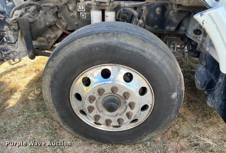 image for item EJ2894 2016 Kenworth  T880 semi truck