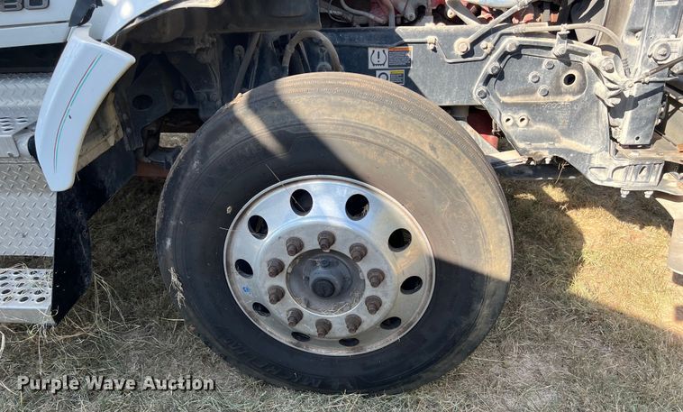 image for item EJ2894 2016 Kenworth  T880 semi truck