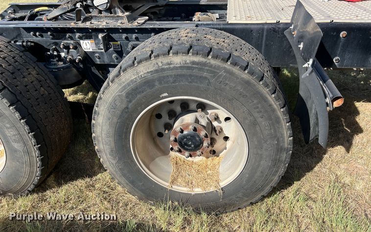 image for item EJ2894 2016 Kenworth  T880 semi truck