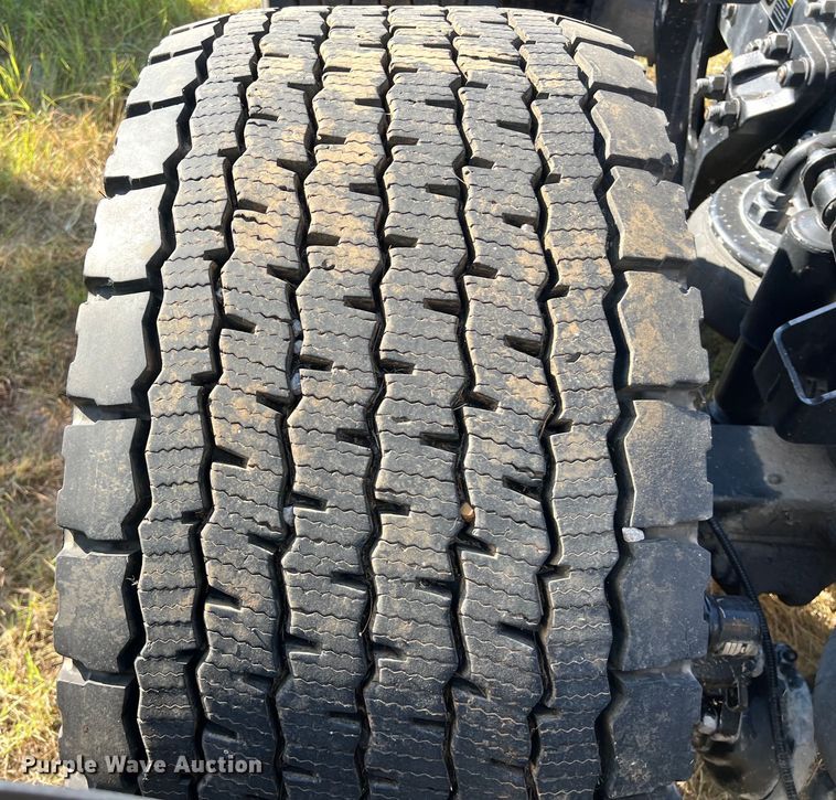 image for item EJ2894 2016 Kenworth  T880 semi truck