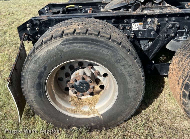 image for item EJ2894 2016 Kenworth  T880 semi truck