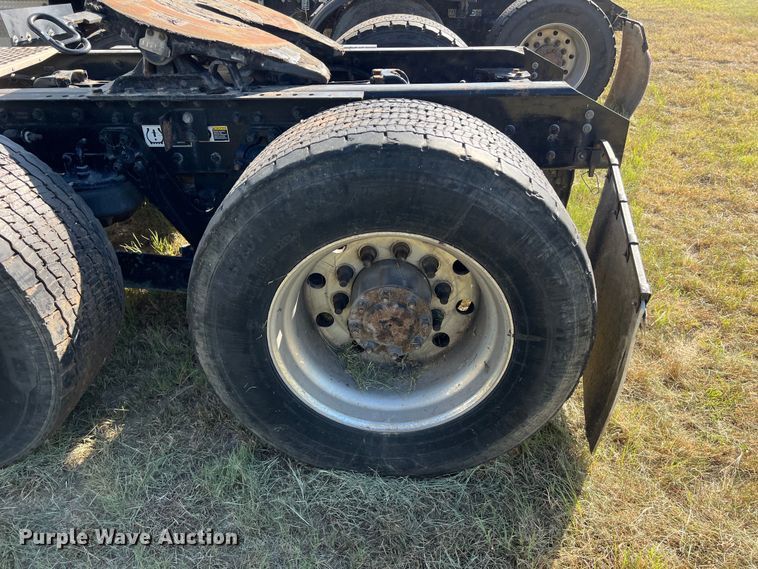 image for item EJ2894 2016 Kenworth  T880 semi truck